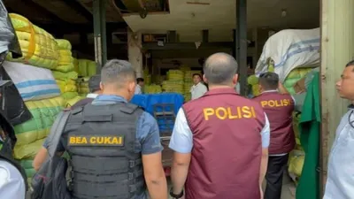 Polisi Lakukan Penggerebekan terhadapGudang dan Ruko Pakaian Bekas Impor Ilegal di Jakarta dan Bekasi