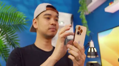  David Gadgetin dengan iPhone 14 Pro, pendahulu Iphone 15 Pro