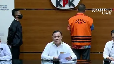 Kena Batunya! Pakai Rompi Oranye, Rafael Alun Trisambodo Ditahan KPK hingga Tanggal Segini