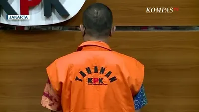 Rafael Alun pakai rompi orange 