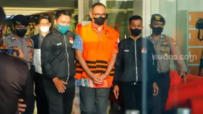 Tersangka Mantan Kepala Bagian Umum Kantor Wilayah DJP Jakarta Selatan II Rafael Alun Trisambodo berjalan mengenakan rompi tahanan menuju mobil tahanan usai menjalani pemeriksaan di Gedung Merah Putih KPK, Jakarta Selatan, Senin (3/4/2023).