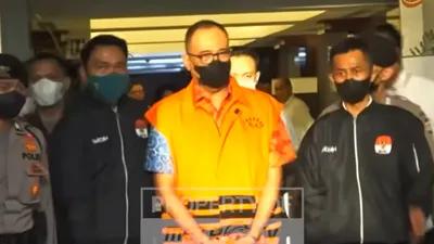 Rafael Alun Pakai Baju Oranye dan Ditahan 20 Hari ke depan di Rutan KPK