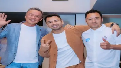 Raffi Ahmad (tengah) artis dengan banyak bisnis dan jaringan