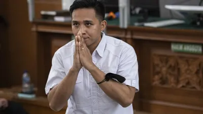 Terpidana kasus pembunuhan berencana Brigadir Yosua Hutabarat, Richard Eliezer alias Bharada E memberikan salam saat tiba dalam sidang putusan di Pengadilan Negeri Jakarta Selatan, Jakarta, Rabu (15/2/2023). 