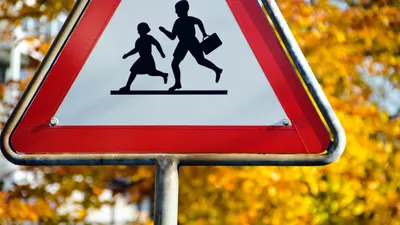  Viral! Gaya Pria Cuek Tanpa Melirik Wanita yang Dibantu Nyebrang Jalan, Netizen: Akhlak Mode On