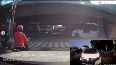 Rombongan Moge menerobos lampu merah di Kuningan.