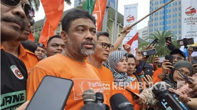 Presiden Partai Buruh sekaligus Presiden Konfederasi Serikat Pekerja Indonesia (KSPI) Said Iqbal menyampaikan enam tuntutan buruh dalam demonstrasi Hari Buruh (May Day) di kawasan Patung Kuda, Jakarta Pusat, Senin (1/5/2023).