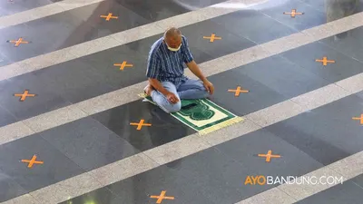 Umat muslim melaksanakan salat Jumat pada pekan pertama bulan suci Ramadan, di Masjid Pusdai, Kota Bandung, Jumat 16 April 2021. Dalam khotbahnya, khatib mengajak seluruh jemaah untuk meningkatkan iman dan takwa kepada Allah Swt. terutama saat bulan suci Ramadan. 