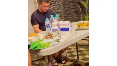 Beredar di media sosial unggahan foto Ferdy Sambo yang sedang bersantai di sebuah rumah, dan tidak di tahanan.