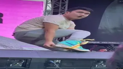 Aldi Taher memamerkan sepatunya yang jebol saat manggung