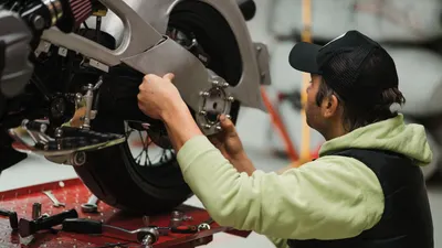 Ilustrasi tanda yang menunjukkan bahwa motor Anda perlu diservis.