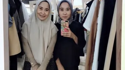 Penipu pre order ponsel iPhone si kembar pernah dilaporkan ke Polisi karena membawa kabur sebuah mobil rental.