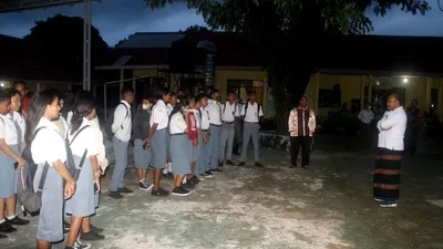 Potret Pelajar di Kupang Masuk Jam 5 Pagi