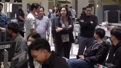 Sri Mulyani bertemu dengan beberapa Pekerja Migran Indonesia (PMI) yang pulang ke Indonesia dan kemungkinan untuk merayakan Hari Raya Idul Fitri di Indonesia.