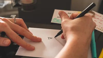 Ilustrasi cara membuat surat untuk kakak OSIS MPLS.