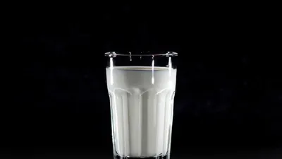 Ilustrasi minum susu putih 1 Muharram.