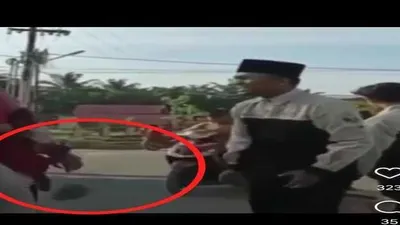 Beredar viral seorang Ibu membuang takjil buka puasa yang diberikan oleh sekelompok pemuda