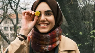 Sudah tahu belum, lima tanda yang bisa dilihat dari tatapan mata wanita sedang jatuh cinta kepadamu? Pria wajib tahu hal ini.