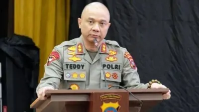 Teddy Minahasa Eks Kapolda Sumbar 