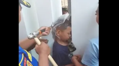 Bantu Selamatkan Kepala Anak Tergencet di Celah Tembok, Damkar Madiun Ramai Dipuji Warganet
