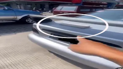 Sebuah Tempe Nangkring di Atas Bemper Mobil yang sedang Antri BBM di SPBU
