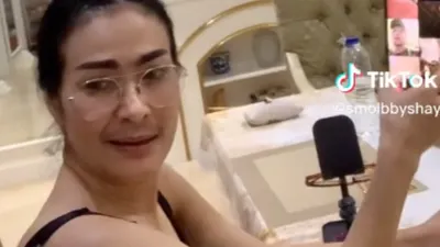 Potret reaksi Iis Dahlia ketika sang anak sindir mengginakan lagu Selamat Berpuasa.