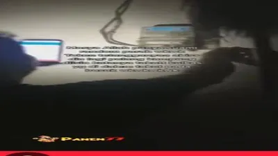 Seorang pria mengisikan token listrik tetangganya yang habis ditinggal mudik