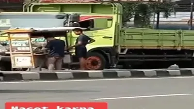 Momen Truk antri tak bisa jalan karena sang supir jajan siomay di tengah jalan