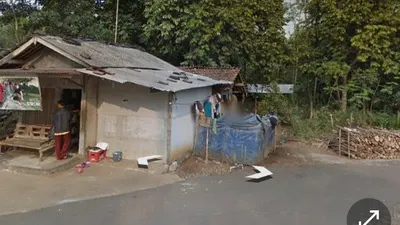GEGER! Bukan Toko Sembako Ibu Suntiah tapi Bilik Mandi Terpal Biru, Ternyata Ada Hal Ini yang Disembunyikan