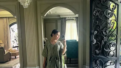 Prilly Latuconsina mengenakan dress warna sage