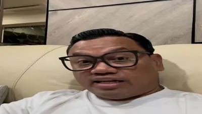 Selebritis Uya Kuya yang Baru Saja Mengundang Tio Pakusadewo dalam podcastnya menjadi sorotan
