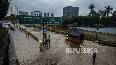 Terendam Banjir, Lalulintas Tol JORR di TB Simatupang Lumpuh (Republika)