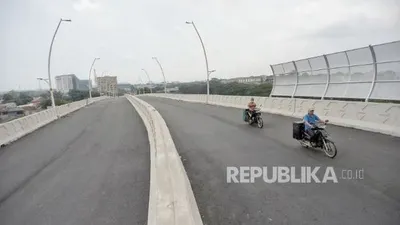 Ujicoba Fly Over Cakung, Selain Lawan Arus Warga Juga Dilarang Swafoto (Republika)