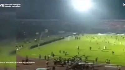 kerusuhan sepak bola Arema vs Persebaya /Tiktok BRI LIGA 1 2022