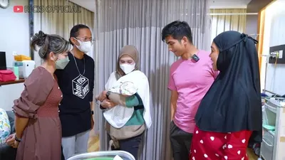 Kebersamaan Ria Ricis dan Tengku Ryan bersama putri pertamanya, Baby R