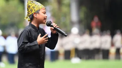 Foto dokumentasi Farel saat membawakan lagu Ojo Dibandingke yang dilansir dari laman presidenri.go.id, Foto: (BPMI Setpres/presidenri)