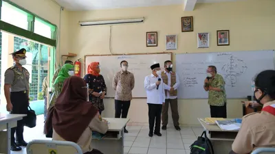 Wakil Presiden Ma'ruf Amin bersama Mendikbud Nadiem Anwar Makarim saat memantau proses PTM di Kabupaten Bogor. (Dok Pemkab Bogor)