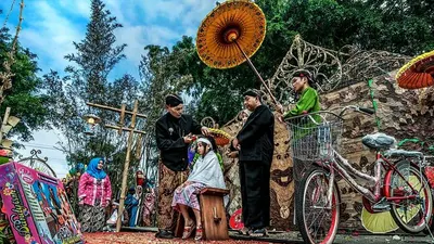 Seremoni Ruwat Rambut Gimbal pada anak-anak berambut gimbal di Dieng, kerap menarik perhatian masyarakat umum dan wisatawan (Foto: Disparbud Wonosobo)