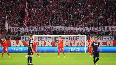 Fans Bayern Munchen membentangkan spanduk besar singgung Tragedi Kanjuruhan, sebut polisi Indonesia pembunuh.
