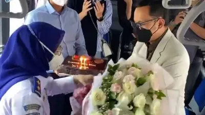 Wali Kota Bogor Bima Arya Sugiarto saat memberikan kejutan ulang tahun untuk Kepala BPTJ Polana B Pramesti, disela-sela ujicoba operasional Bus Kita Trans Pakuan (Tangkapan Layar Insta Story Instagram Bima Arya Sugiarto)