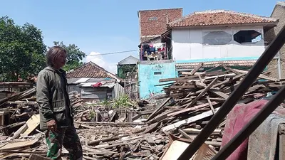 Ilustrasi rumah roboh.