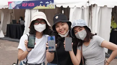 3 gadis tengah menunjukkan Aplikasi bank bjb.