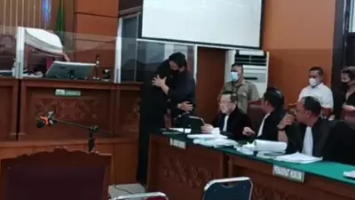 Putri Candrawathi&nbsp;dan&nbsp;Ferdy Sambo berpelukan hingga cium kening di ruang sidang Pengadilan Negeri Jakarta Selatan, Selasa, 1 November 2022.