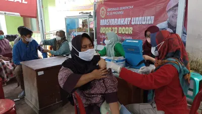SentraVaksinasi Booster  Covid-19 di Jakarta International Stadium, 16 Juli 2022