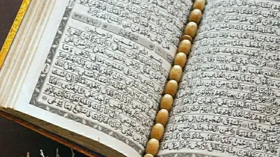 Membaca Surat Al Kahfi di Malam dan Hari Jumat. 
