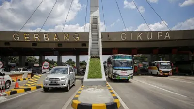 Ilustrasi. Sejumlah kendaraan melintas di ruas tol. Jasa Marga mencatat jumlah kendaraan yang meninggalkan wilayah Jabodetabek selama periode 17-22 Desember 2021 meningkat.