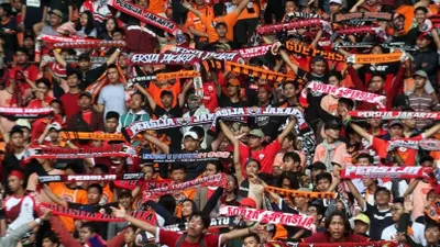 Ilustrasi suporter sepak bola dukung tim kesayangan di stadion.