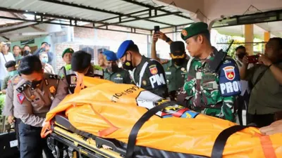 Evakuasi jenazah Kopda Muslimin.
