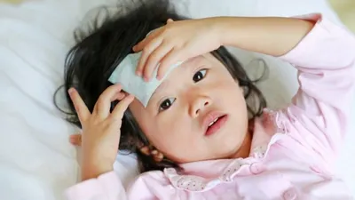Melakukan kompres air hangat pada anak demam bisa menjadi salah satu alternatif menurunkan panas selain minum obat sirup