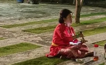 Rara Pawang Hujan yang sedang melakukan ritual dari gladi kotor.